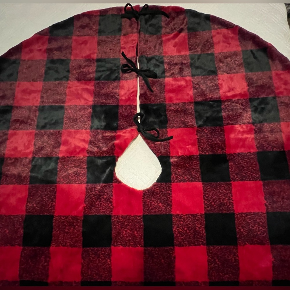 Christmas Tree Skirt-Black & Red
